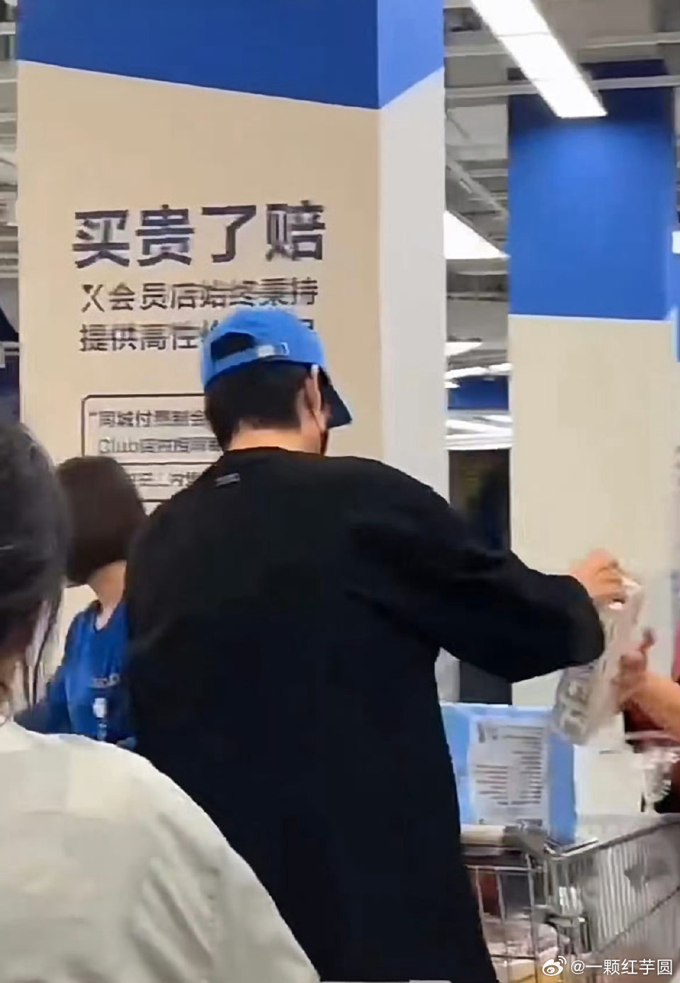 魏大勋妇女节陪妈妈去雍和宫魏大勋3月8号被路人偶遇，陪家人一起过节（昨天才发出来