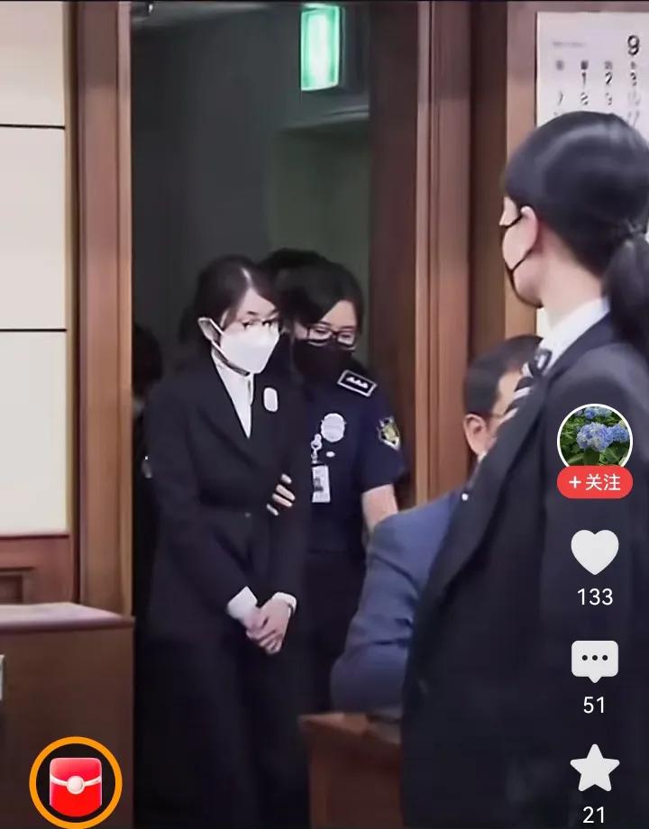 金建希在9月24日公开庭审，这是她在8月12日被羁押后首次亮相。金建希被执法