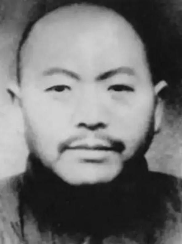 1951年，湖北沔阳刑场。9根刑柱，绑着9个汉奸，子弹已经上膛。就在扳机