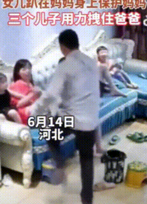 坐在沙发上的妻子，微笑着轻轻踹了丈夫一脚，说道：“快去洗碗。”丈夫假意的抬起脚想