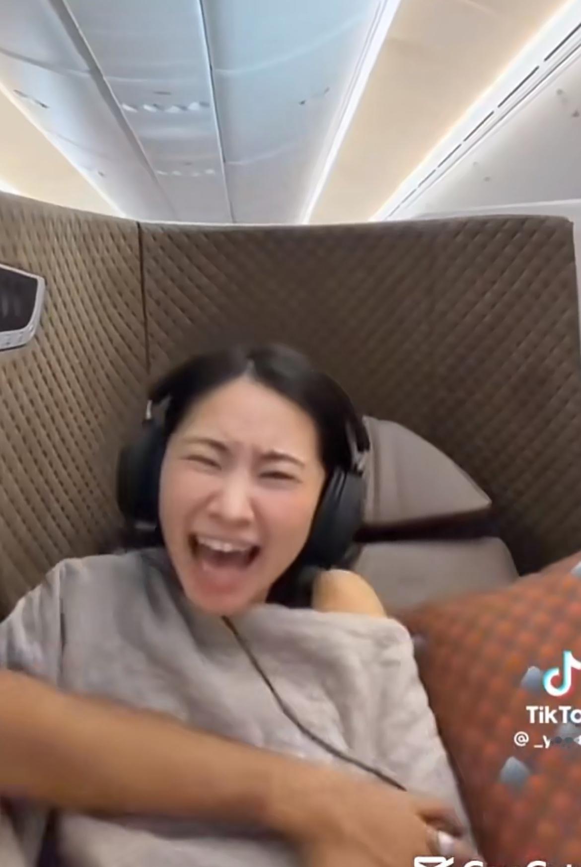 在飞机上尖叫呐喊的女网红被韩国人抵制，她说自己不是新加坡人，而是韩国人，但是韩国