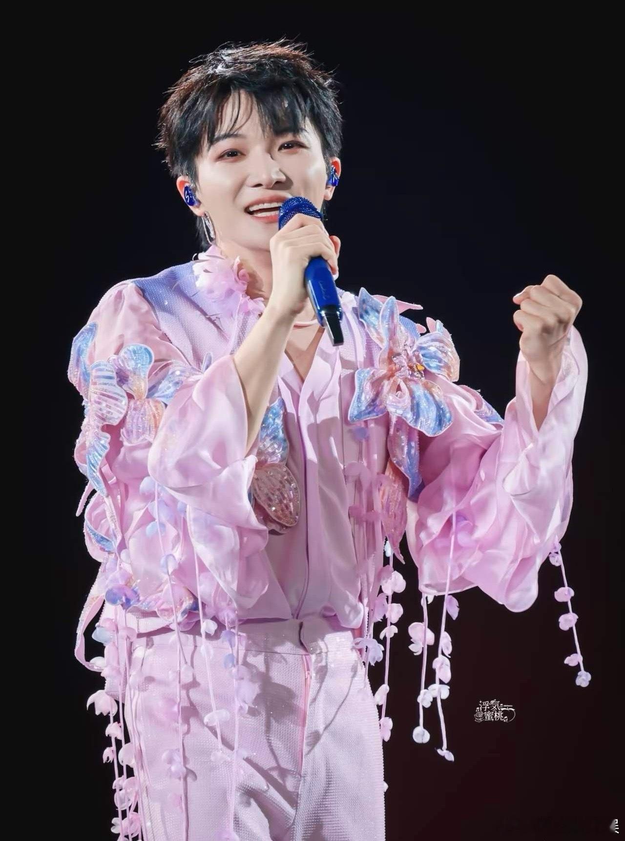 1.周深今年巡演排得太满，实在顾不过来跑男常驻，鸟巢、济南、长沙等多个城市轮着开