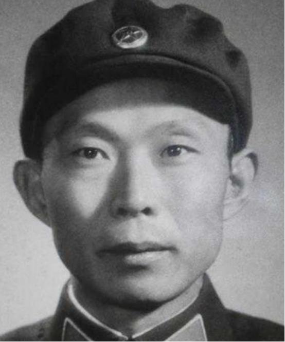 1976年10月的北京，胡炜最后一次以军委办公厅主任的身份走进会议室时，并没有