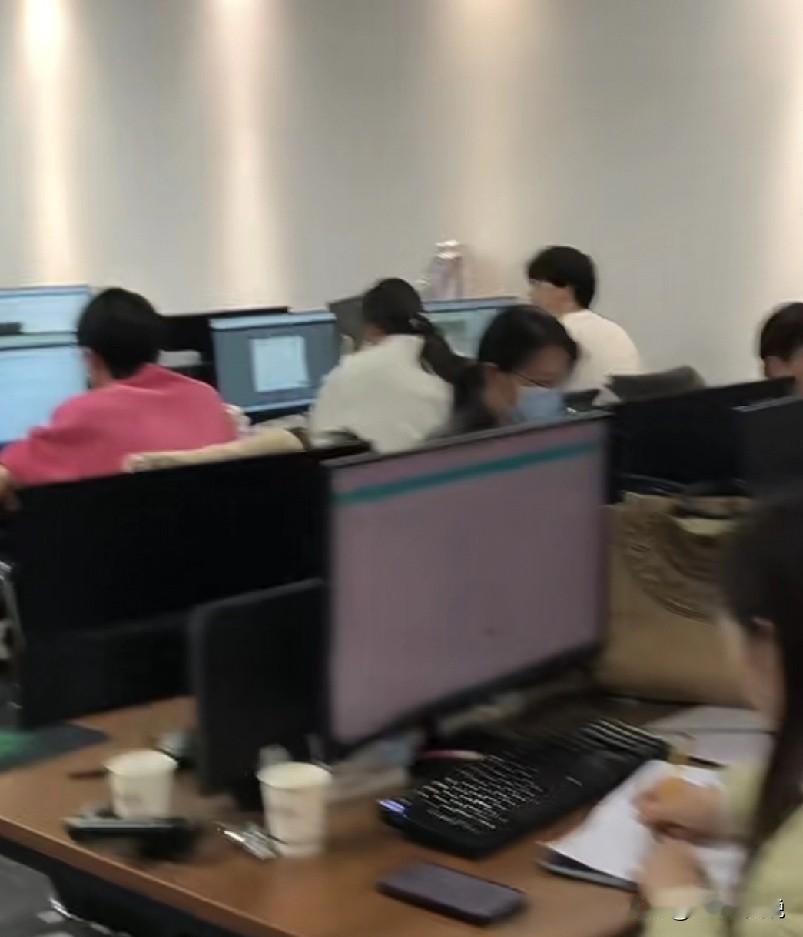 客服三部的一名新员工由于在试用期间被客户投诉了一次，所以在转正的时候部门其实是不