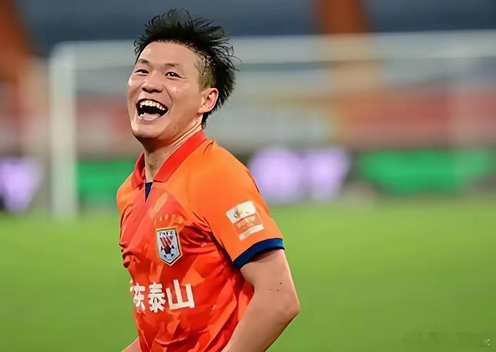 33岁的李源一合同到期，山东泰山只肯开一年续约合同，双方直接谈崩，没续约。中超税