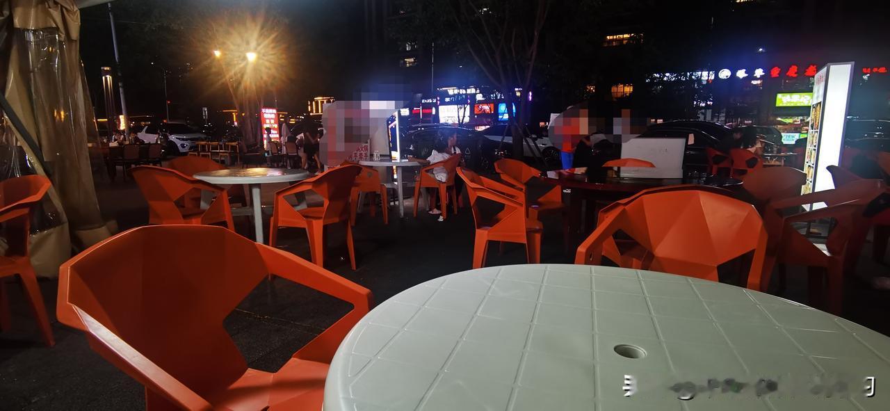 你们发现没有，现在好多人都不出来在外面吃饭了，前几年，每天晚点，我路过我们小区门
