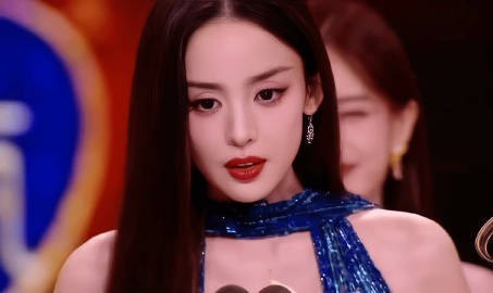 在甘肃沙漠，大地上的星河璀璨流淌。这场展览让我想起，中国式浪漫从不悬浮于天际，它