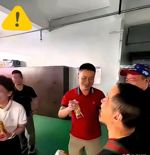东鹏这次，完了。市值至少蒸发二十个亿。就因为在饭局上创始人随口说了一句话。他说他