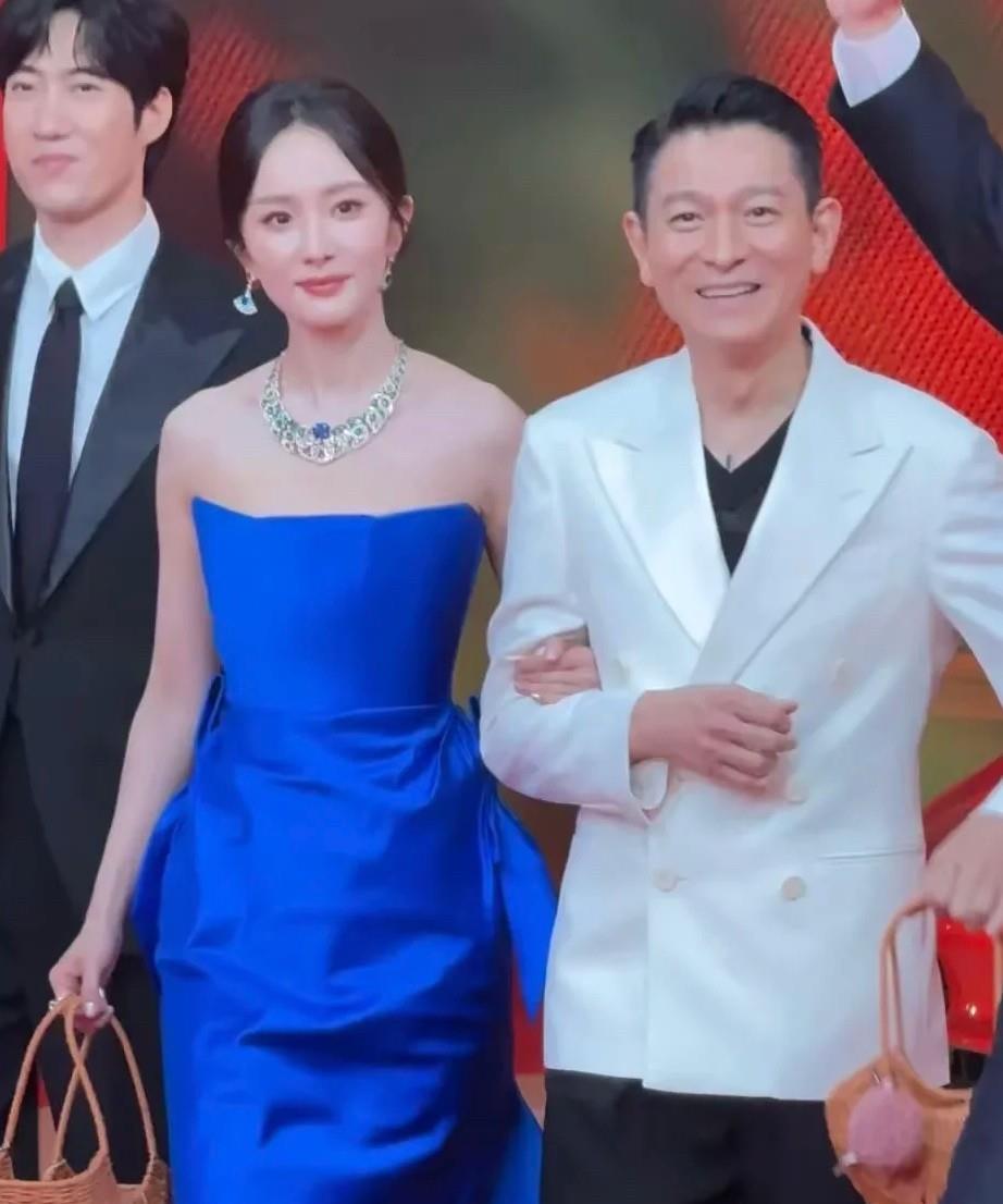 现在全网最高兴的人就是杨幂吧，不是她发财了，也不是她又变美了，而