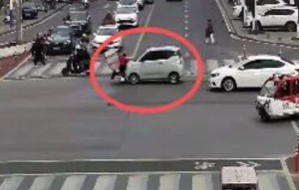 骑车闯红灯酿事故？荆州这起案例给所有人敲警钟不少人骑车总抱着闯红灯没事的侥幸，