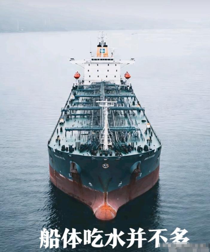 俄罗斯放的鱼饵很大，英美两条大鱼同时咬钩。俄罗斯一艘老旧的油轮“贝拉一号”空载
