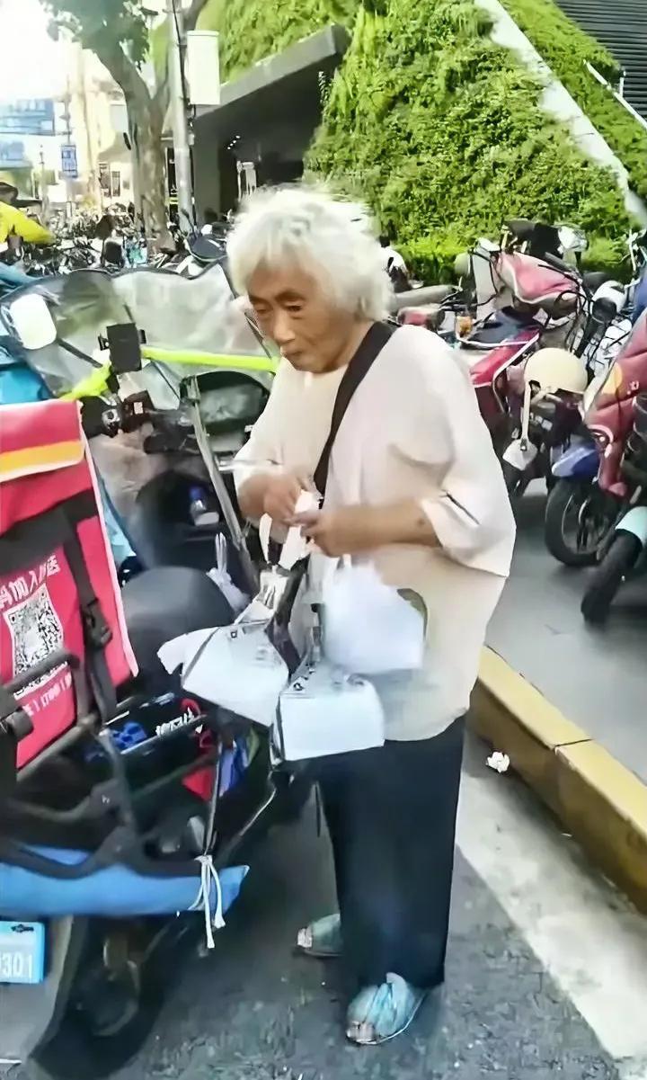 坏人一旦变老了，还在乎什么小恶或者大恶？上海街头有一位老人踩点蹲守外卖员，趁他