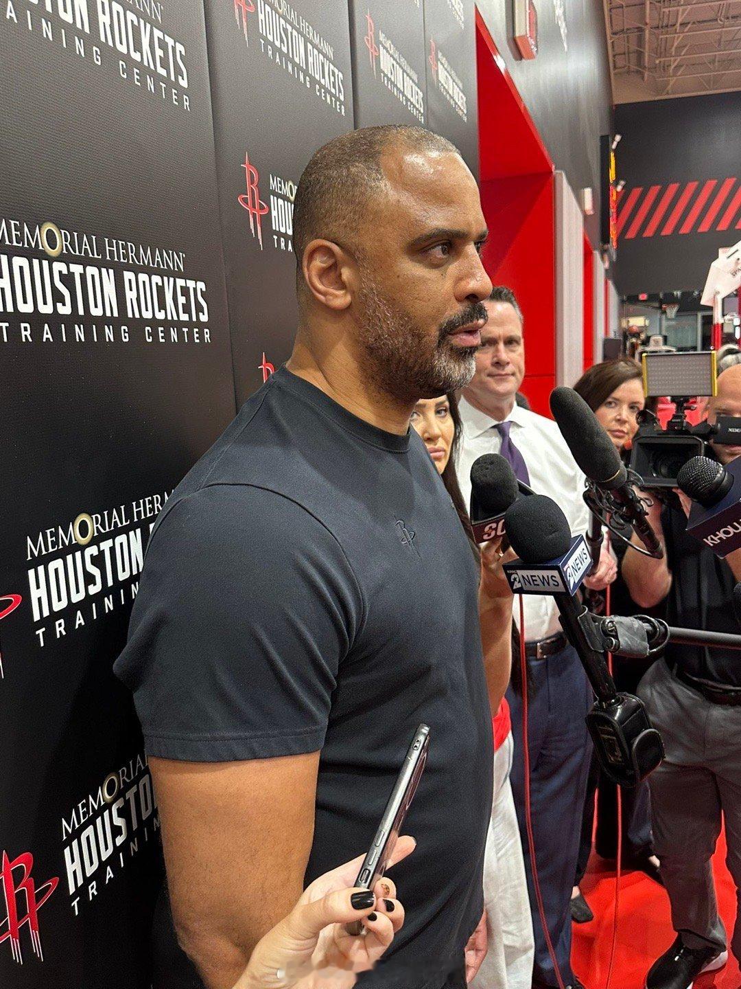 乌度卡谈到目前的湖人：“球队现在对詹姆斯的依赖明显更多了。实际节奏也更快了，攻防