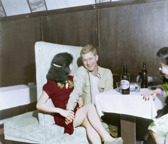 1949年春，上海风雨飘摇，解放在即。那些哈美谄媚的姿态，那些刻意逢迎的笑容