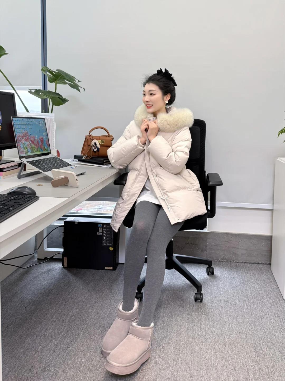 软糯糯的羽绒服也太绝了吧，版型好看又够保暖，裹在身上像颗温柔的小团子，自带亲和力