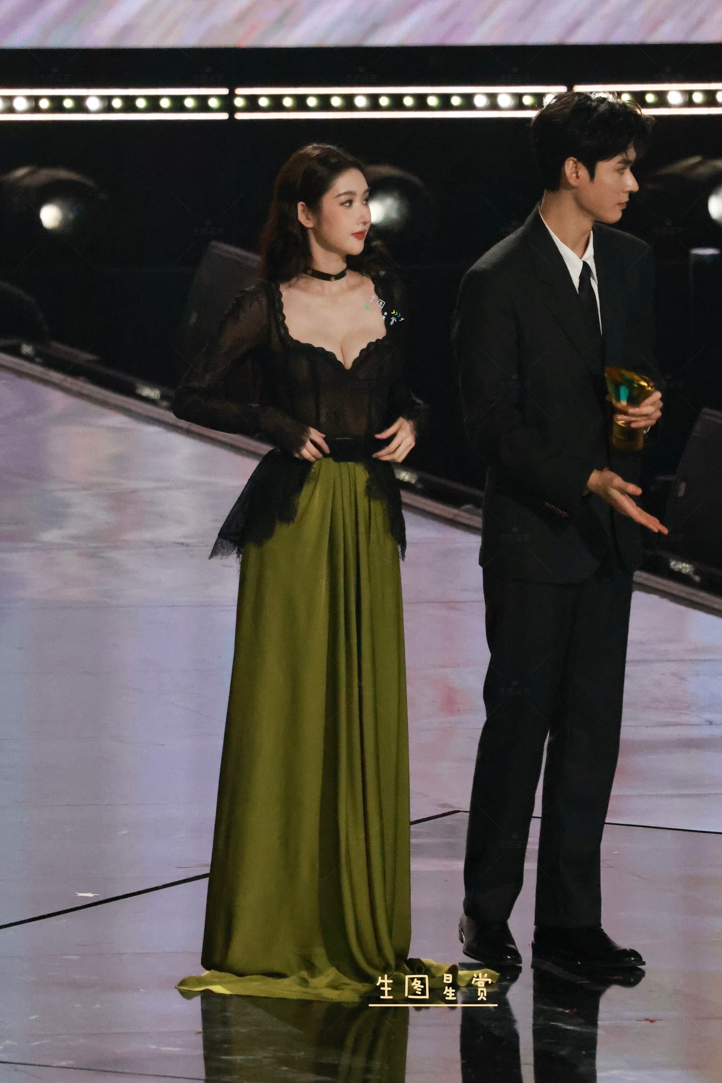 王玉雯龚俊同台星光大赏颁奖礼男帅女美，好有cp感🖤