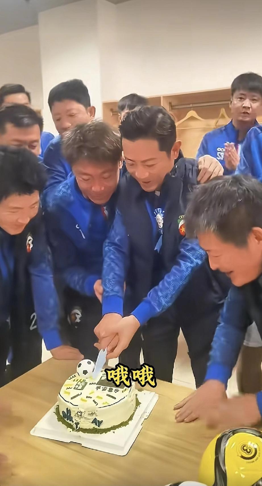 罗中旭过57岁生日，竟然有这么多好友，浪子高峰、景岗山、文章、黄格选!3月1