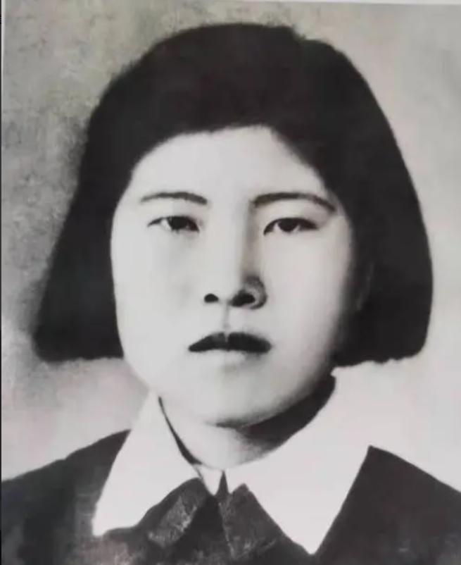 1958年，爱国将领杨虎城的女儿杨拯陆在婚礼前离奇失踪，几日后，人们在冰雪之中发