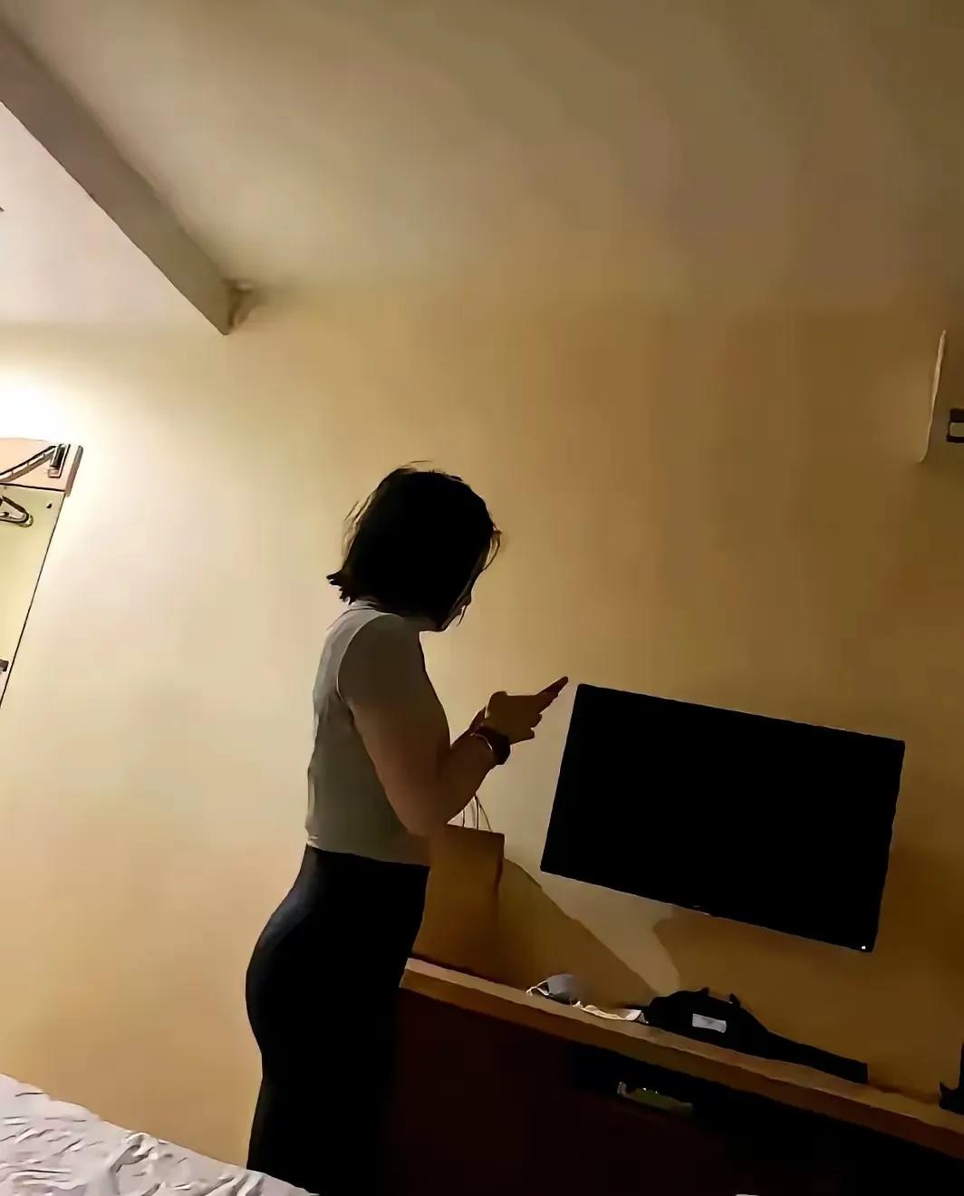 520当天，小伙给老婆送了一束花一杯奶茶，结果老婆成了公司唯一收到礼物的女性。但