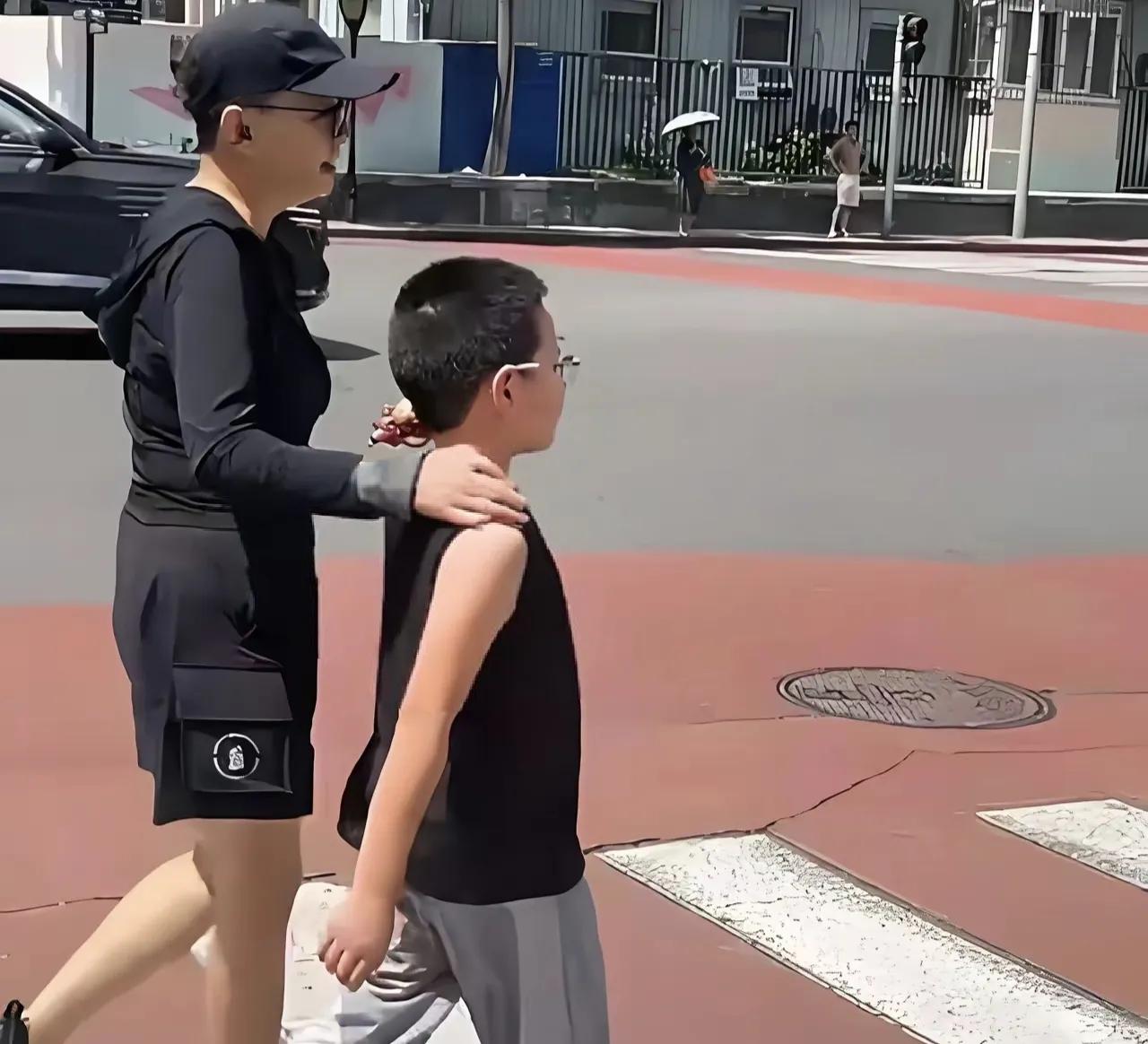 65岁宋丹丹冲上热搜，不是在烈日下健身，而是2个孙子近照曝光七月热搜上又看到宋