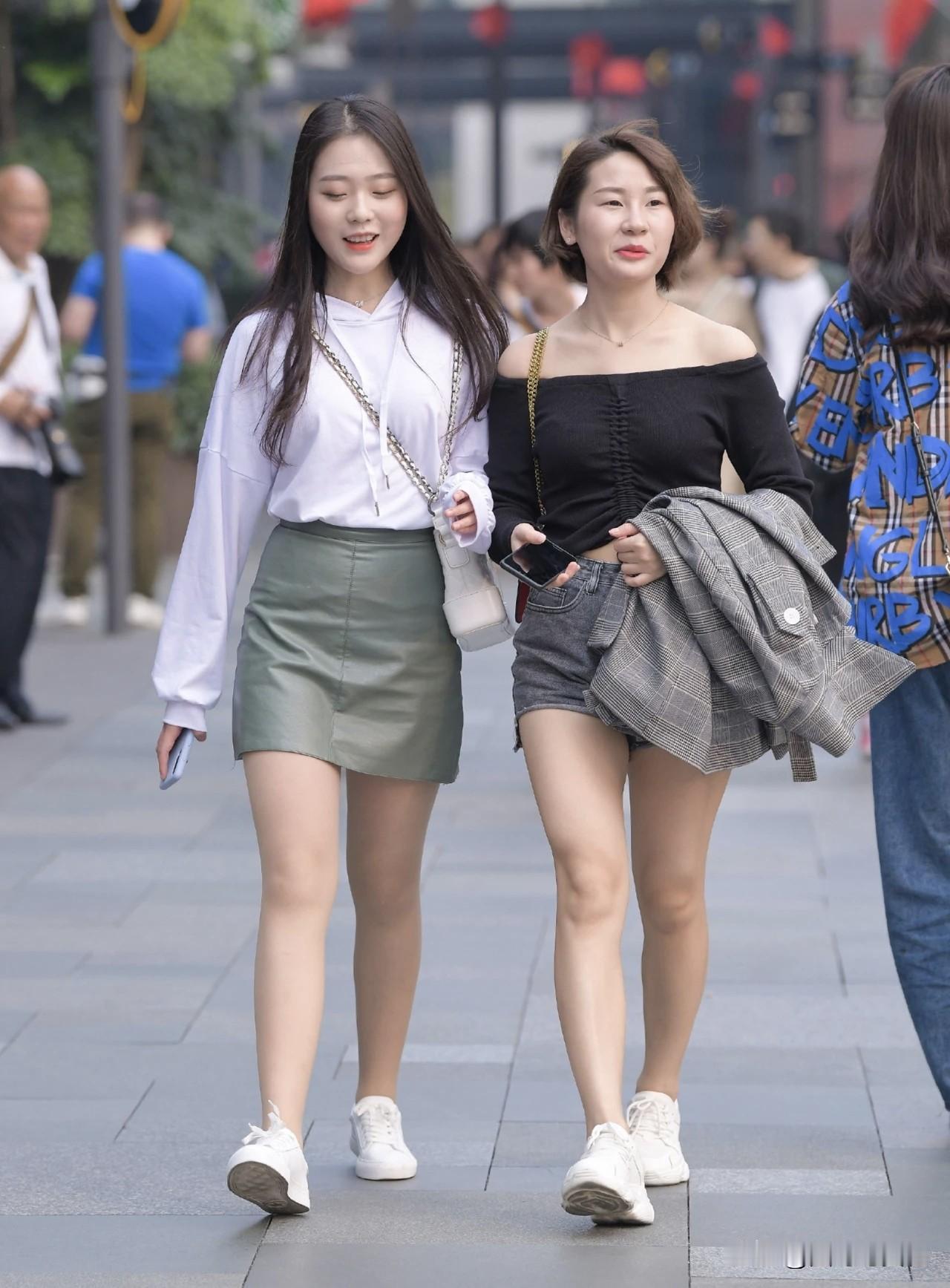 元气满满的一天，穿搭确实是关键。就像鞠婧祎，粉嫩穿搭直接拉满少女感，走在街上就是