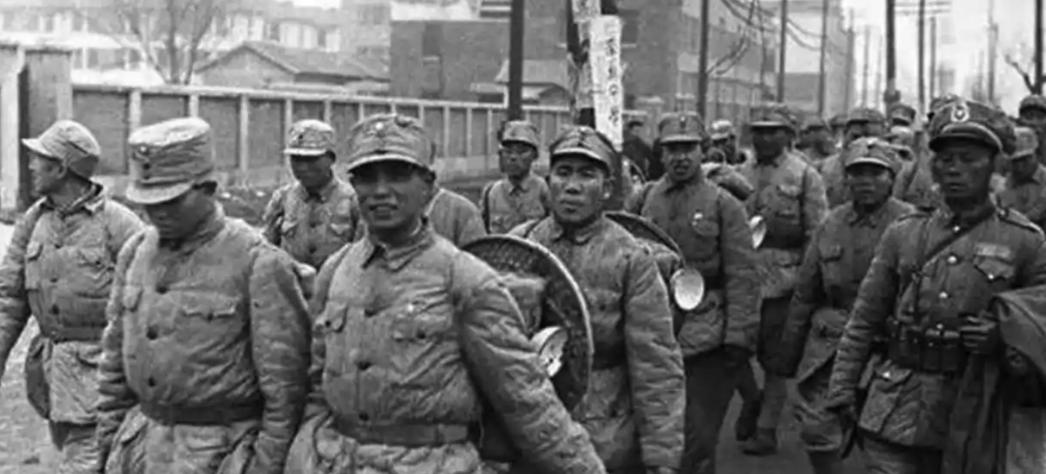 1948年，国军排长带队投诚，谁知，当他来到登记处时，文书却是大惊：“张定元，怎