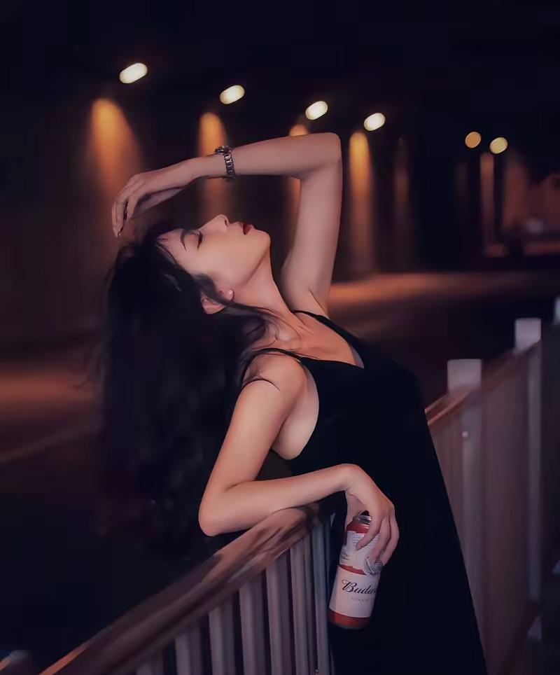 1941年，女地下党员施奇被敌人轮番侵犯，染上了梅毒，导致她身体溃烂发臭，没想