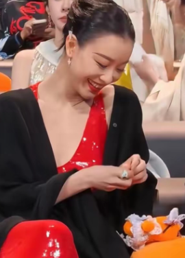 不好意思你们看到的是松弛感我看到的是两个女人眼里的八卦，不屑，甚至见怪不怪。