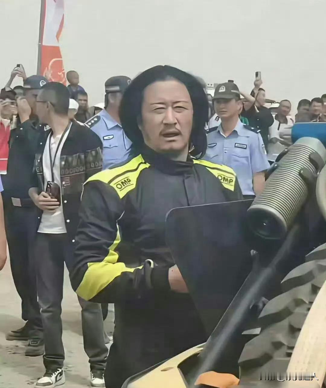 吴京不化妆的照片火了，网友：果然是满族人长相！吴京素颜照刷屏了。有人说：不化