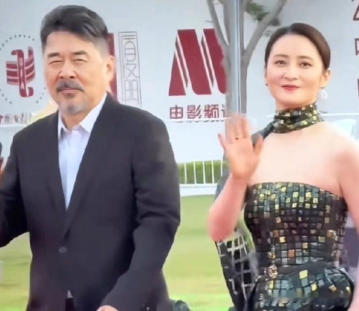 羡慕蒋勤勤这种自然老去的美，状态真好！陈建斌老师则愈发可爱，夫妻俩同框，