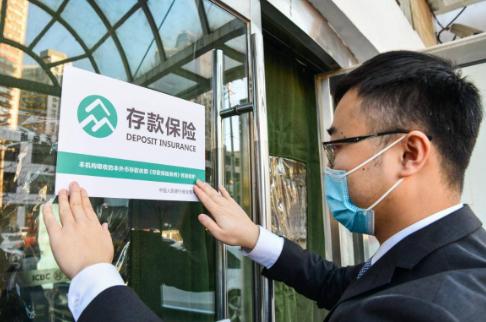 楼下修车铺老张，收了我50块现金，找零时嘀咕：“现在都用手机了，这钱放兜里一个月