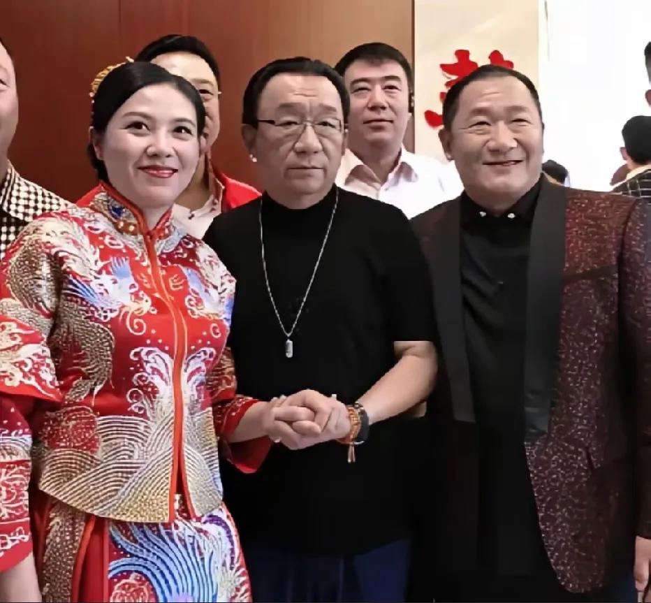 当年，侯耀华出席谢东婚礼时的一幕，紧紧的拉着新娘的手一点都不生分，侯耀华与谢东的