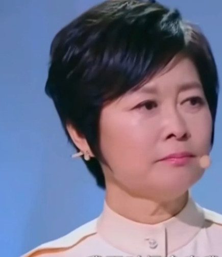 有一次，演员倪萍说：“在我还没有什么钱的时候，西部不是缺水嘛，我那时候拿出我拍广