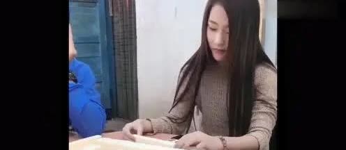 如果先一天晚上梦见这些，第二天一定要去打牌，包赢！第一是如果梦见跟美女有床第
