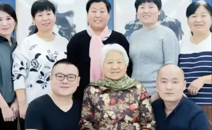 岳云鹏与老母亲和五个姐姐和一个弟的一张温馨留影，一家都是地地道道朴实无华的农民