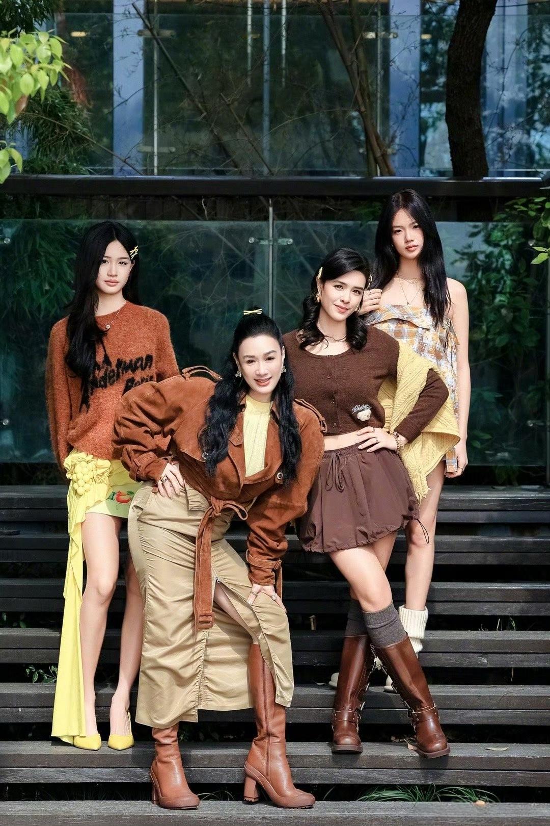 这是2025年，钟丽缇晒与三个女儿的合影，满脸的笑意，尽显一位母亲的幸福感。