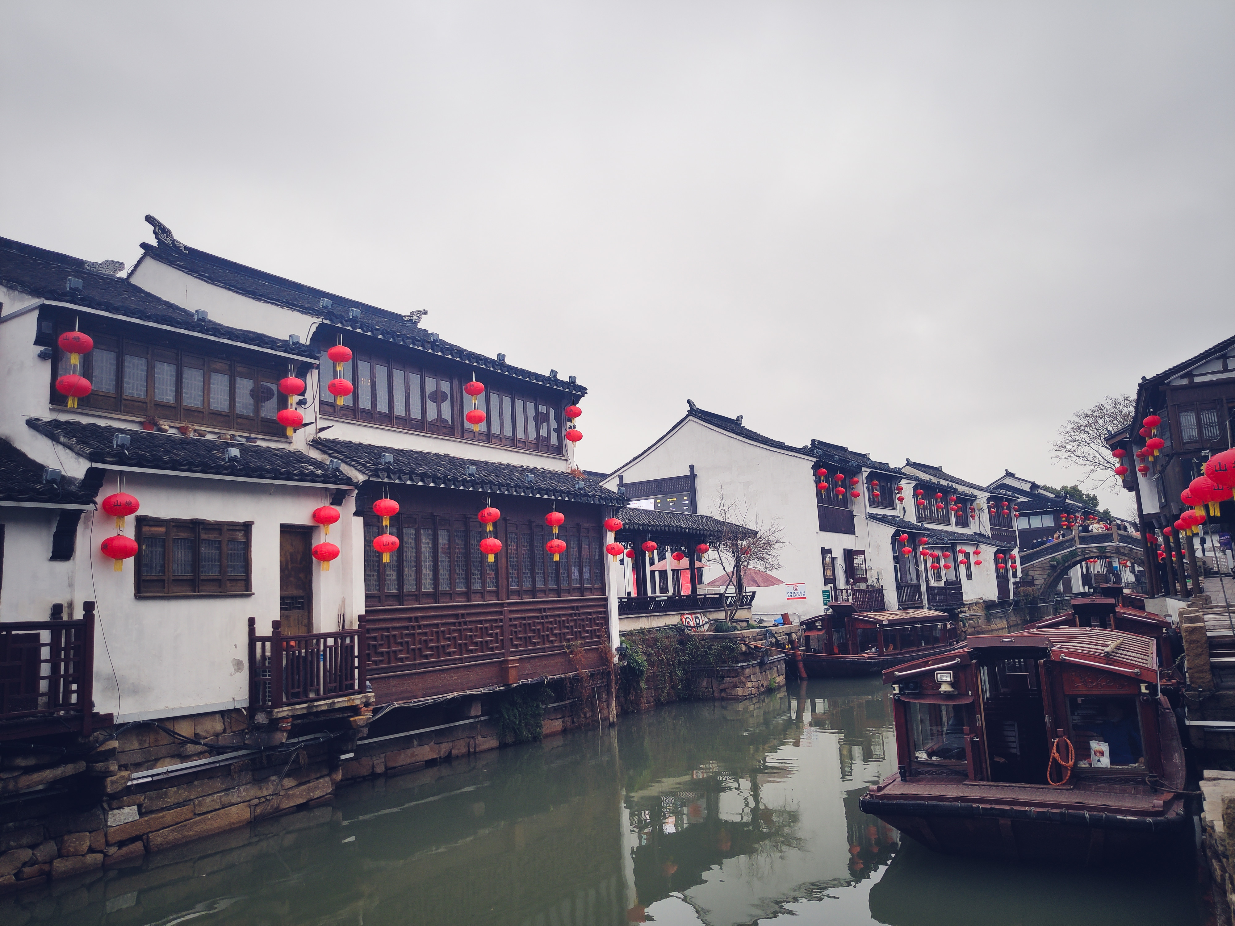 江南好，风景旧曾谙。日出江花红胜火，春来江水绿如蓝。能不忆江南？​​​