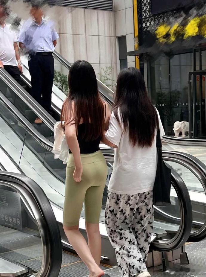 不懂就问，这么穿不尴尬吗