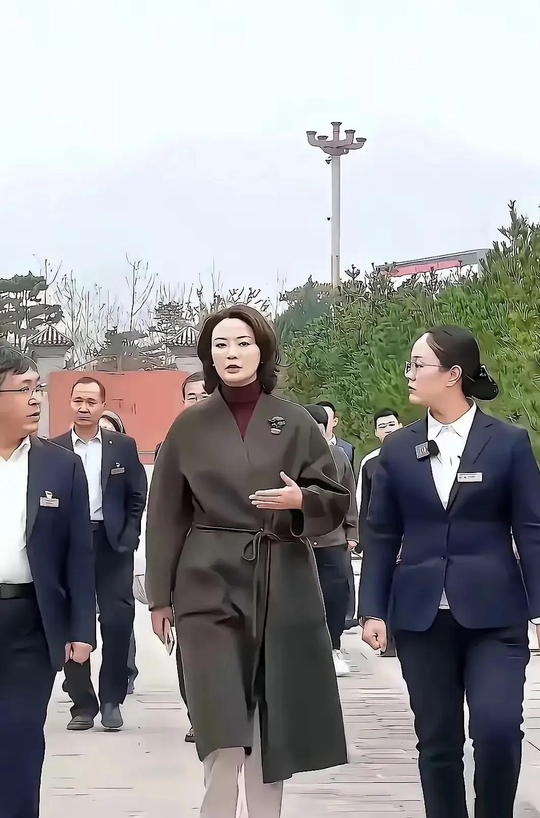 她曾是央视舞台上，一代人心里自带光环的女主持，容貌端庄、台风大气，是很多人记忆里