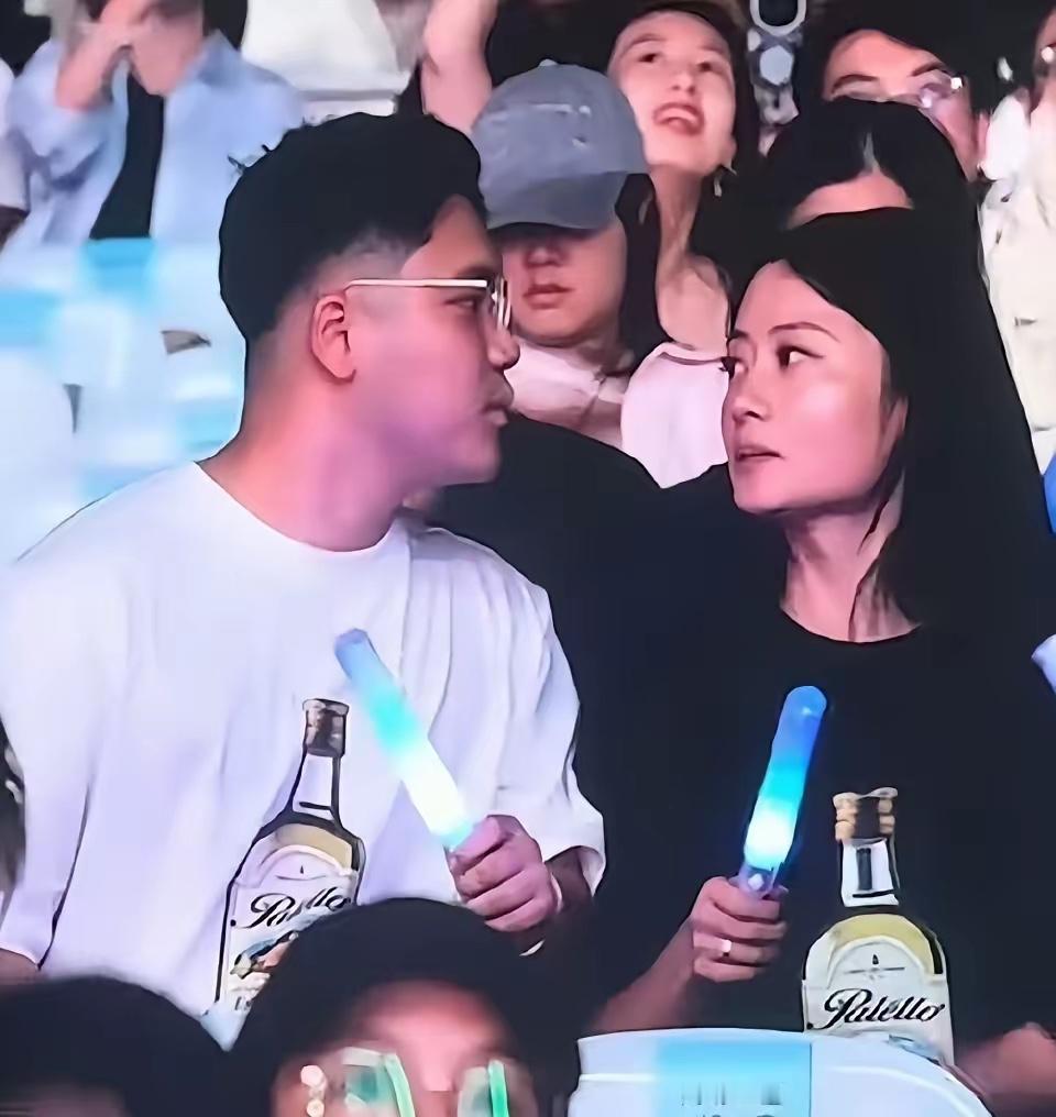 全网大型翻车！演唱会拒吻情侣彻底反转，打脸所有爱脑补的网友萧敬腾演唱会想亲被拒情侣迎来新的乌龙反转！