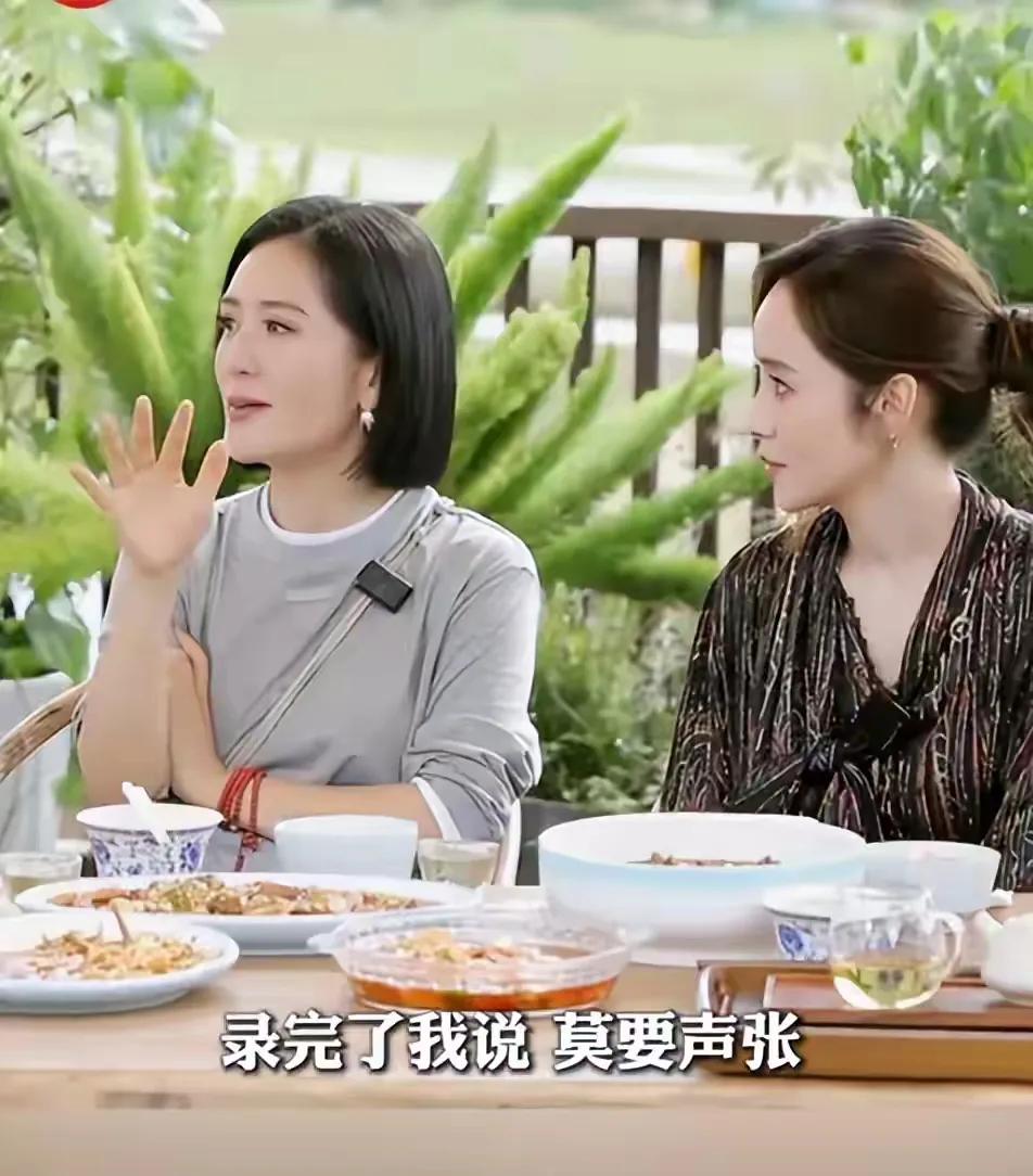 谢娜参加央视中秋节晚会没想到恶心的一幕还是出现了还牵连了张杰，我也通过这个事