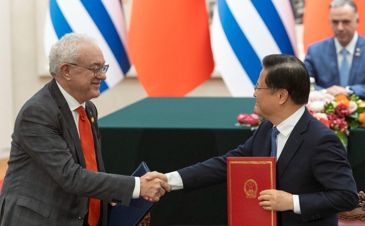 2月3日，中国和乌拉圭签署了19项合作协议，中国是乌拉圭的主要贸易伙伴，而乌