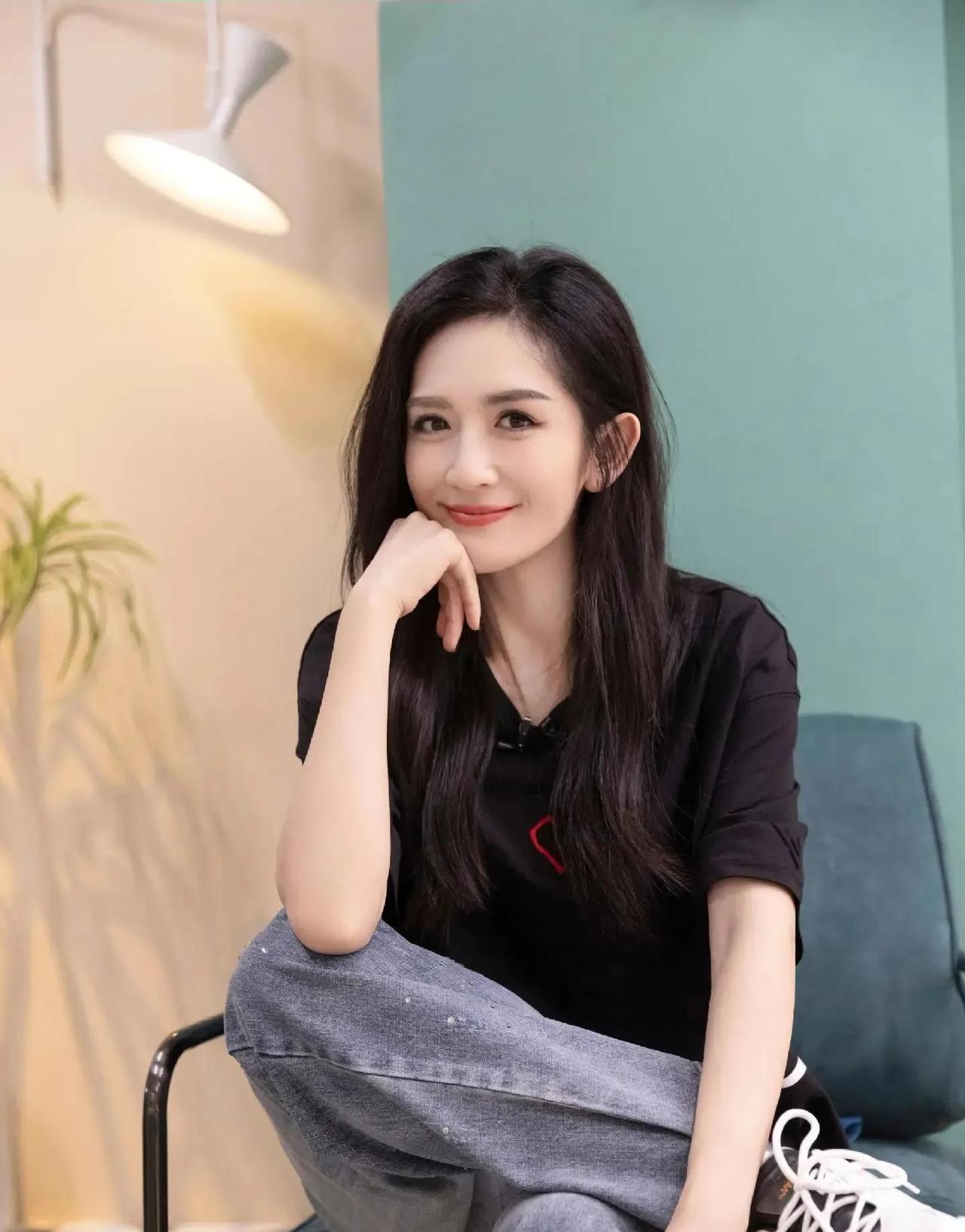 替谢娜捏一把汗，不是她观众缘不好，不是她主持的节目不快乐，而是没了何炅兜底，谢娜
