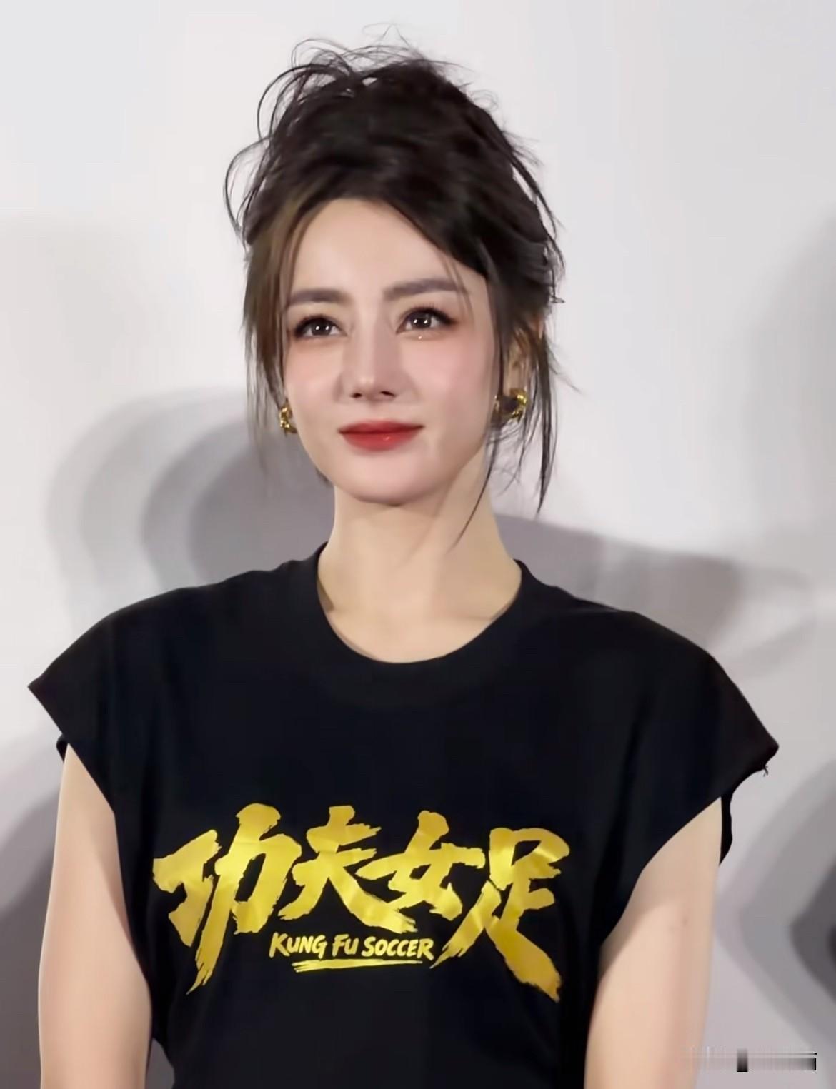“文化工作者要有文化”，这句话含金量还在涨。迪丽热巴在采访里聊周星驰电影，一