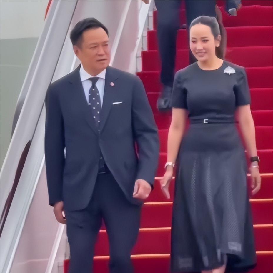泰国总理阿努廷携夫人抵达四川成都！2026年7月18日，泰国总理阿努廷携夫人抵