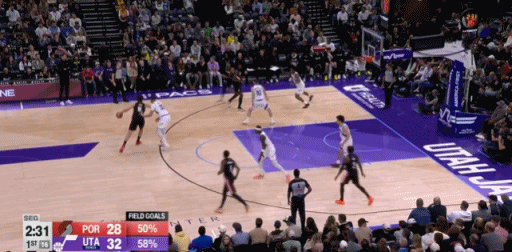 杨瀚森这球有点离谱啊！弧顶位置拿球被努尔基奇掏掉，自己反应慢了一拍，反抢又赔