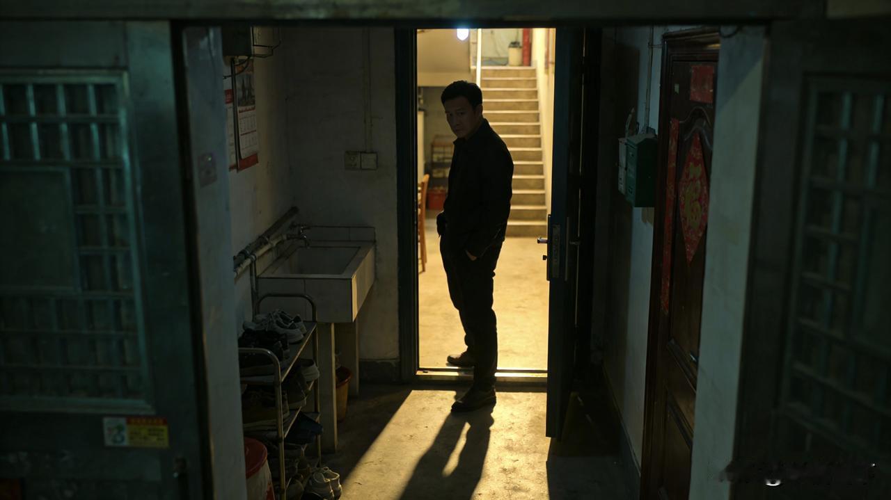 女子在出租屋出轨，被丈夫堵在出租屋，丈夫没吵没闹，盯着出轨男慢悠悠问：“别人的媳