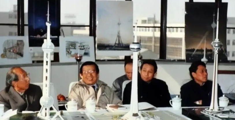1988年，有关领导正在最后敲定上海电视发射塔---也就是后来的东方明珠塔的造型