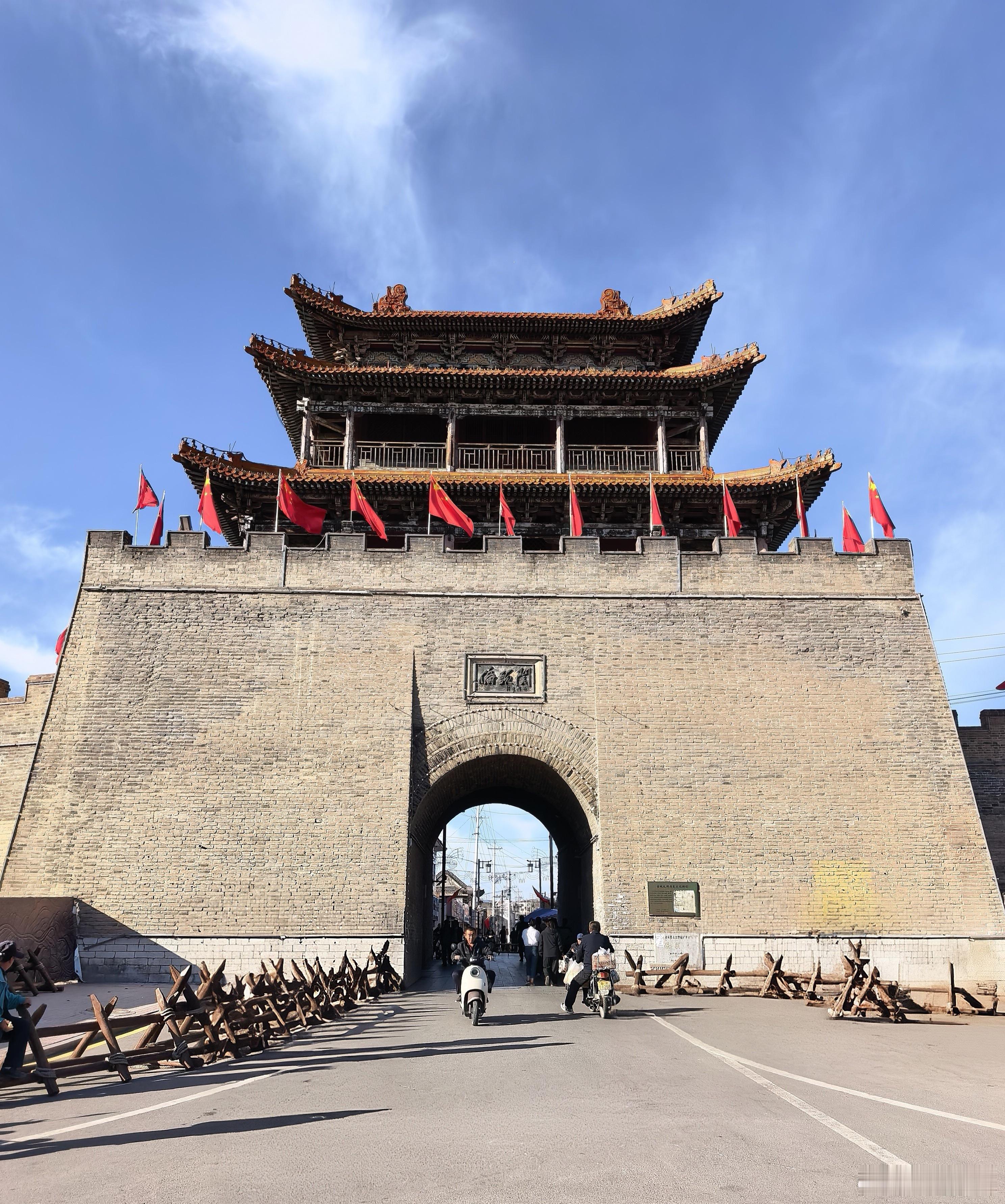 山西这趟原定三天的行程，两天结束。我这人没什么大追求，出门超过两天就惦记着回家。