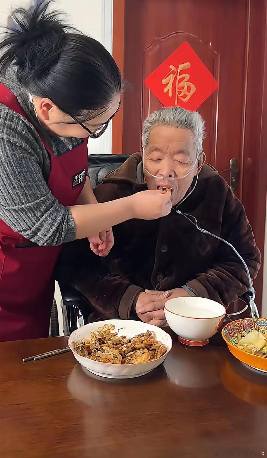 在外打工的男子，突然提前回家了，推开家门时，眼前看到的一幕，男子瞬间就破防泪目了